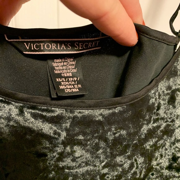 4/&30- Victoria’s Secret Black Velour Slip - Picture 3 of 4